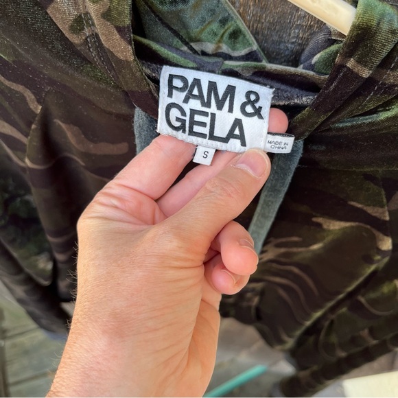 Pam & Gela Camouflage Velvet Crop Boxy Hoodie Sweatshirt Sz S - Picture 3 of 15